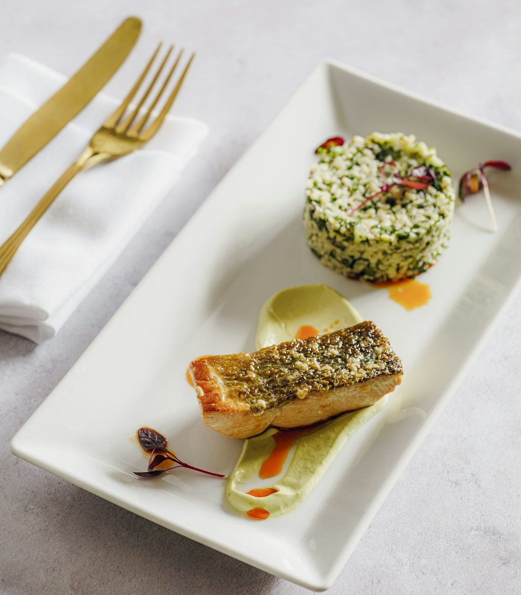 Prato de peixe grelhado do Bistrô Salmão